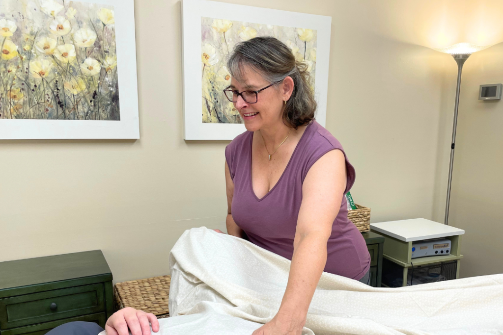 Therapist-preparing-for-internal-pelvic-floor-assessment.webp Therapist preparing the patient for internal pelvic floor assessment